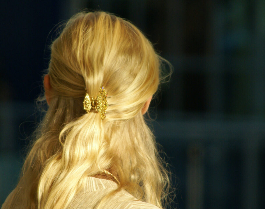woman with blonde hair wearing gold hair clip